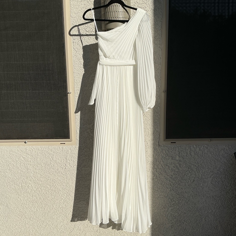 NWT Lulu’s Divine Charm White Pleated One-Shoulder Maxi Dress Extra Small Chic - Picture 5 of 10
